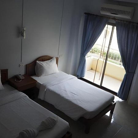 Ritzy House Hotel Chumphon Exterior photo